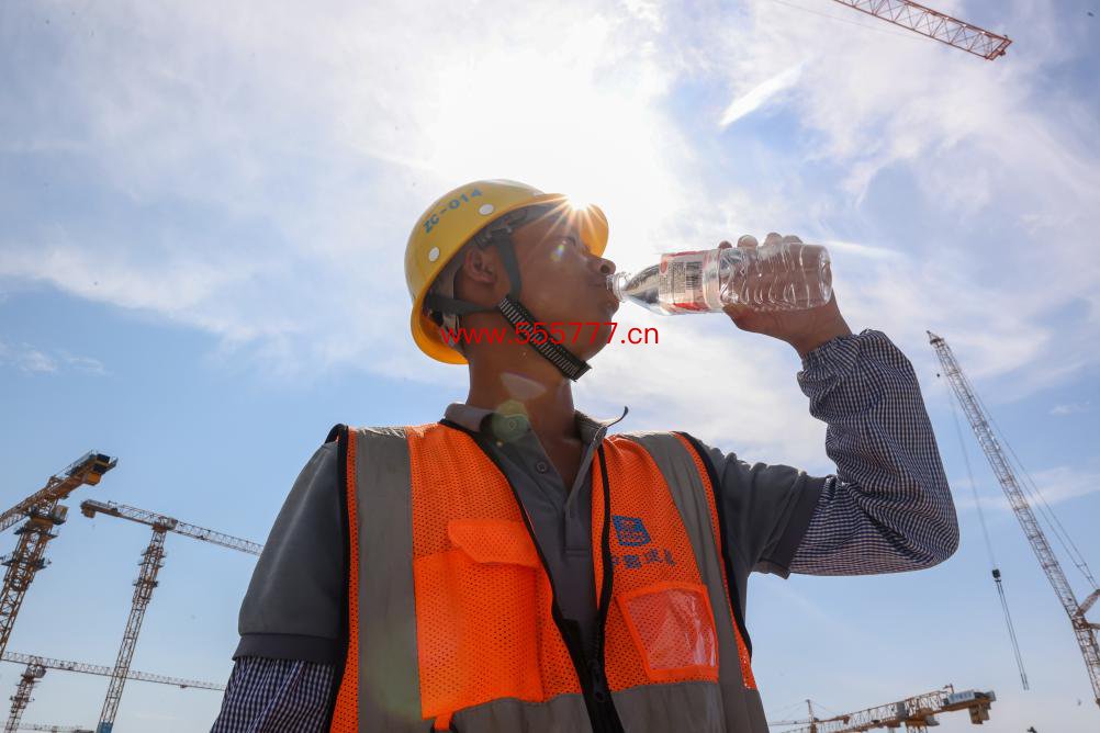 6月18日，在江苏省无锡市奥体三期模样施工现场，中建二局工东说念主在喝水解暑。新华社发（朱吉鹏 摄）