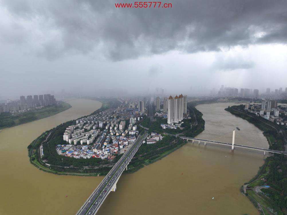 6月16日拍摄的暴雨下的广西南宁城区（无东说念主机相片）。新华社记者 周华 摄