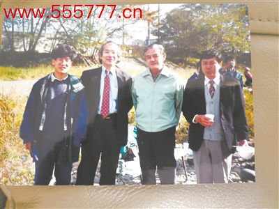 薛其坤（左一）在日本修业期间与导师樱井素质合影。受访者供图